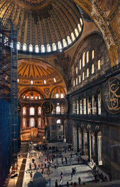 İSTANBUL, TURKEY - 23 Ağustos 2013: İnsanlar Ayasofya Müzesini ziyaret ediyor. Ayasofya eski Ortodoks ataerkil bazilikası, sonra cami ve şimdi de müze..