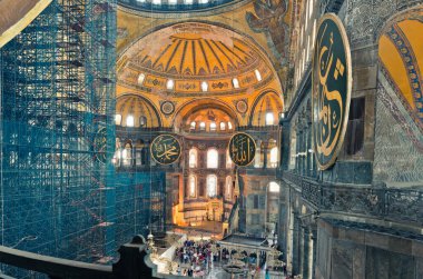 İSTANBUL, TURKEY - 23 Ağustos 2013: İnsanlar Ayasofya Müzesini ziyaret ediyor. Ayasofya eski Ortodoks ataerkil bazilikası, sonra cami ve şimdi de müze..