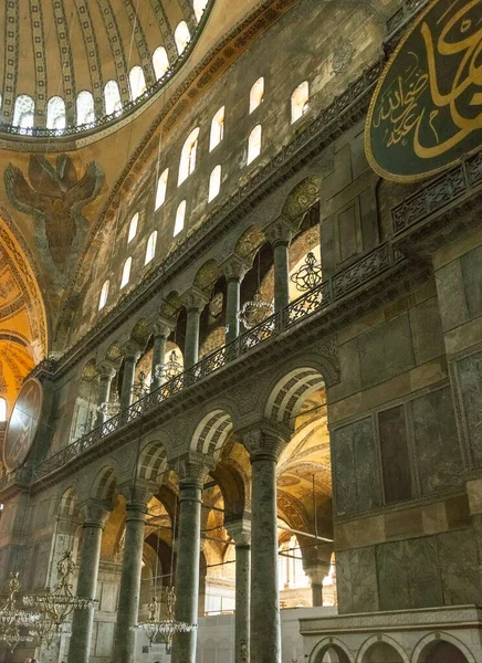 Ayasofya 'nın içi. Türkiye 'nin İstanbul kentindeki Bizans Kültürü' nün en büyük anıtı.. 