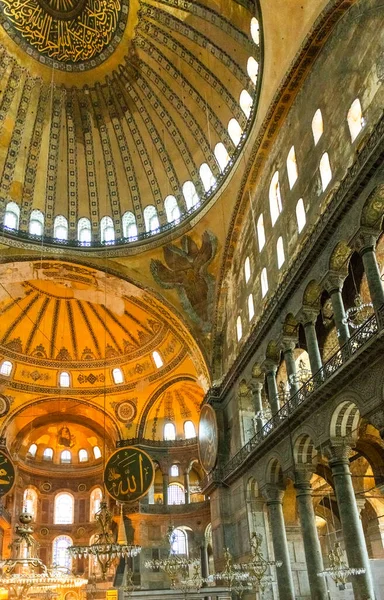 Ayasofya 'nın içi. Türkiye 'nin İstanbul kentindeki Bizans Kültürü' nün en büyük anıtı.. 