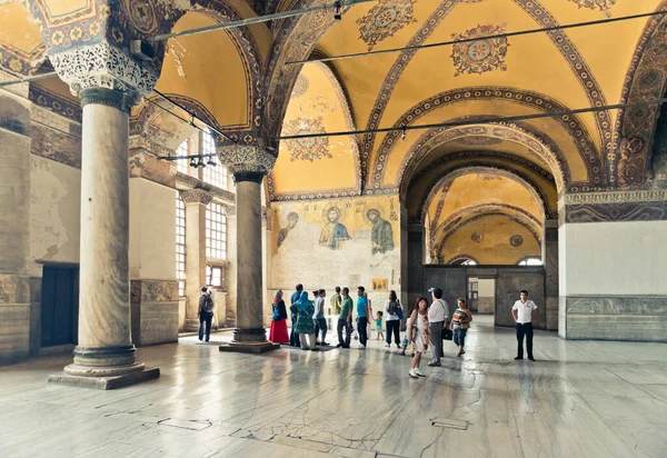 Istanbul Turkey August 2013 Lidé Navštíví Ayasofya Muzeum Hagia Sophia — Stock fotografie