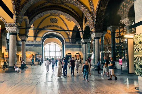 Istanbul Turkey August 2013 Människor Besöker Ayasofya Museum Hagia Sophia — Stockfoto
