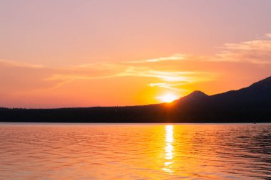 Gölde günbatımı sahnesi. Özet