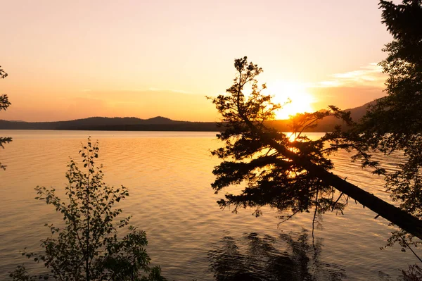 湖の上に美しい夕日 — ストック写真