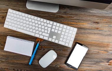 Üzerinde bir fincan te olan en iyi ofis masası.