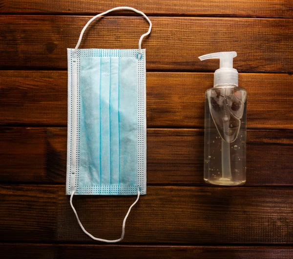 Medicinsk Ansiktsmask Med Alkoholdesinfektionsmedel Gel Handtvätt Träbord För Covid — Stockfoto