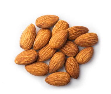 Beyaz arkaplanda izole edilmiş badem tohumları yığını