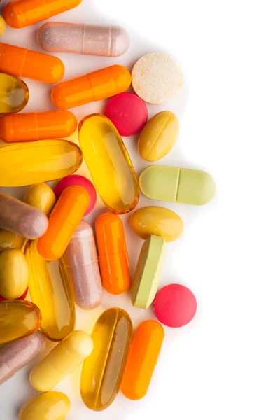 Comprimidos Medicamentos Pílulas Cores Diferentes Fundo Branco — Fotografia de Stock