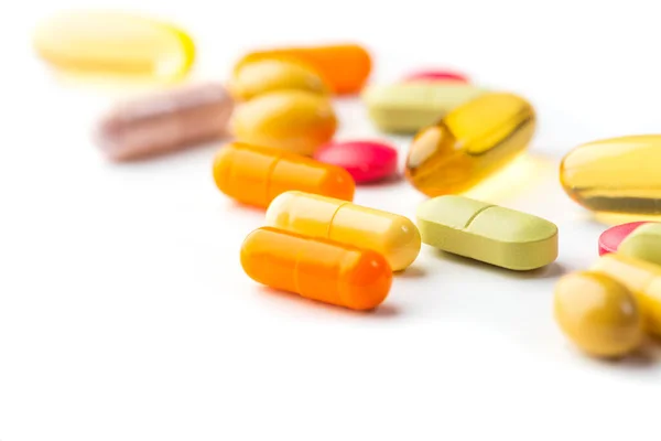 Renkli Ilaçlara Beyaz Arka Planda Haplara Seçici Odaklanma — Stok fotoğraf