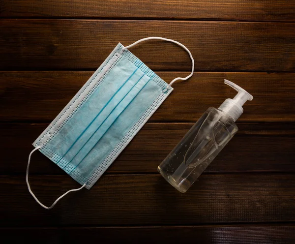 Ιατρική Μάσκα Προσώπου Οινόπνευμα Sanitizer Gel Πλύσιμο Στο Χέρι Ξύλινο — Φωτογραφία Αρχείου