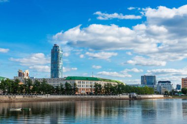 Yekaterinburg şehir merkezi ufuk çizgisi ve nehri kurdum.