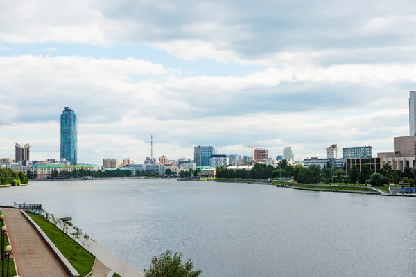 Άποψη Της Προβλήτας Ανάχωμα Yekaterinburg City — Φωτογραφία Αρχείου