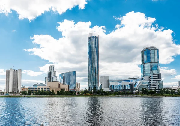 Skyline. Yekaterinburg City rıhtımının manzarası