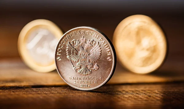 Російська Рубльова Монета Між Долларом Юром — стокове фото