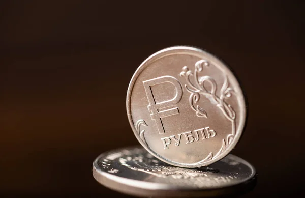 デ上の1つのロシアルーブル硬貨 — ストック写真