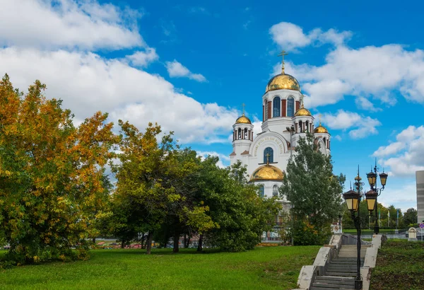 エカテリンバーのロシアの土地に存在するすべての聖人の名誉の血に教会 — ストック写真