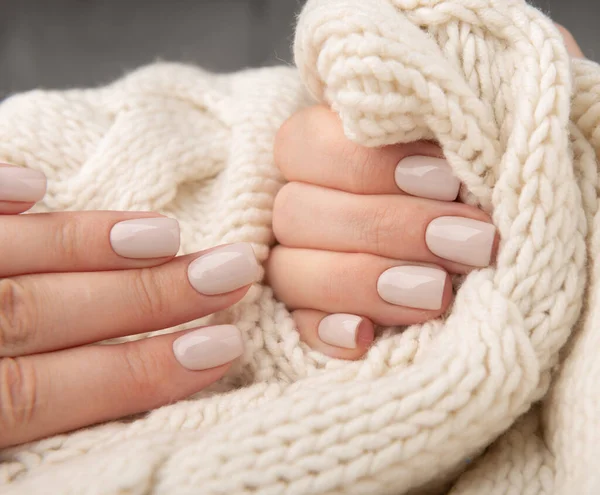 Elegante Pastel Bege Unhas Segurando Malha Materia — Fotografia de Stock