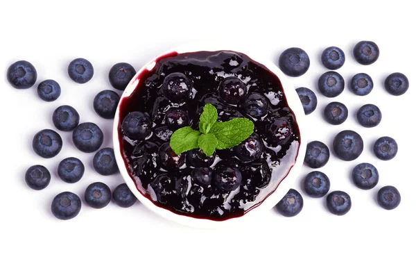 从成熟的野生蓝莓在白色背景的自制果酱 — 图库照片#