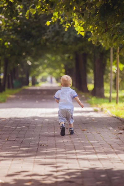 Küçük çocuk koşuyor — Stok fotoğraf
