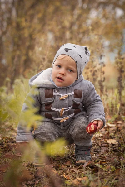 Glücklicher Junge im Freien — Stockfoto