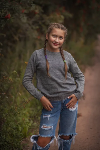 Teenage girl outdoor — Stock Photo, Image