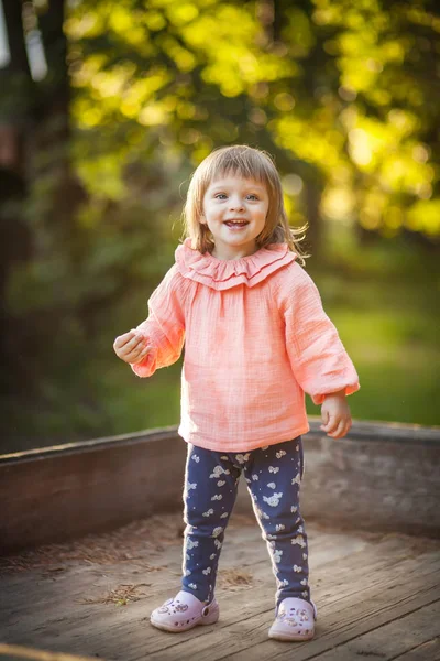 Glückliches Sommermädchen — Stockfoto