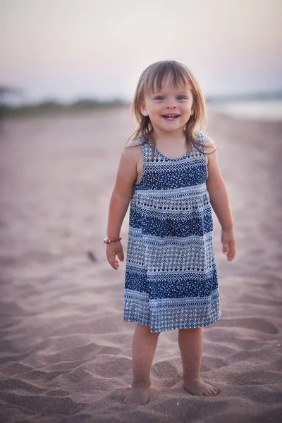 Kleines Mädchen und Meer — Stockfoto