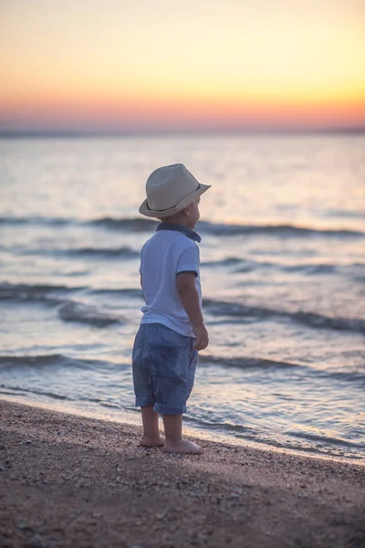 Menino e mar — Fotografia de Stock