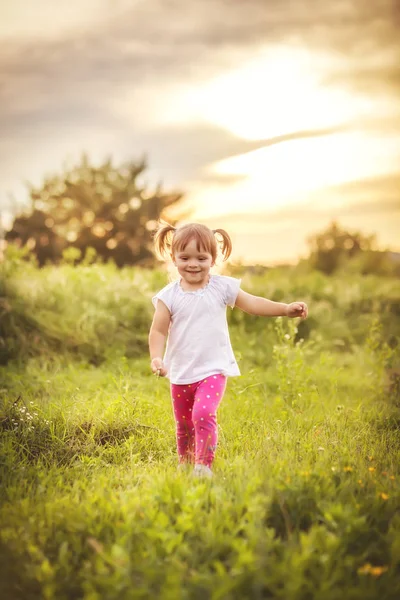 Küçük kız yaz — Stok fotoğraf