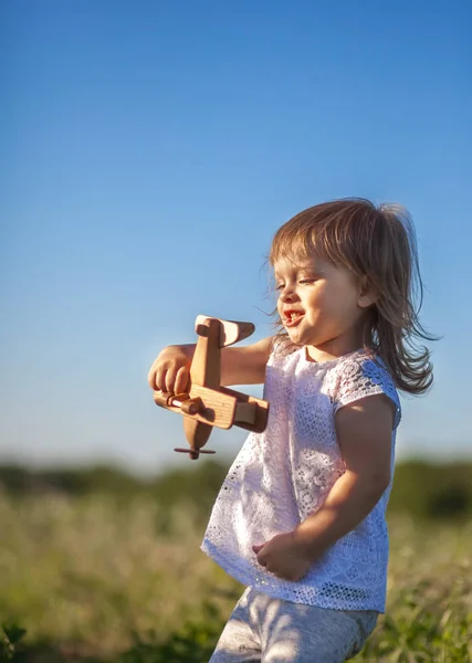 Mädchen und Flugzeug — Stockfoto