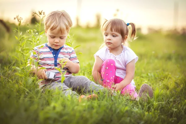 Grappige kleine tweeling — Stockfoto