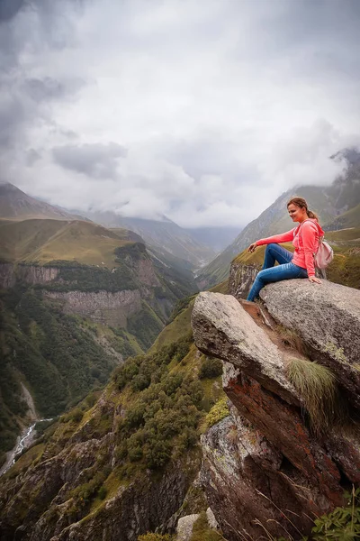 Girl and georgian mountains — Stock Photo, Image