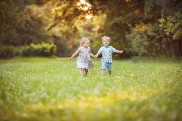 Lustige kleine Zwillinge — Stockfoto