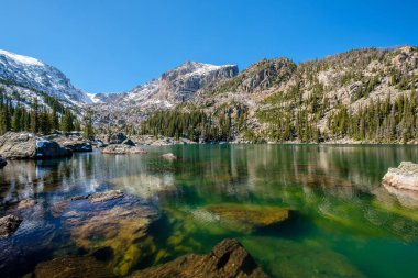 Lake Haiyaha kayalar ve sonbaharda, Colorado, ABD Rocky Dağı Milli Parkı kar dağlarda. 