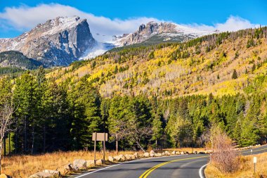 Sonbahar güneşli gün, otoyol Rocky Dağı Milli Parkı, Colorado, ABD. 