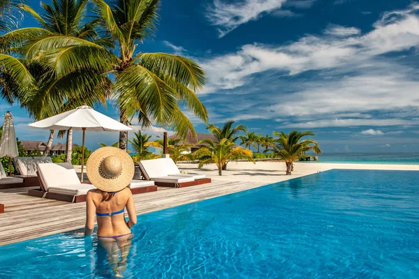 马尔代夫海滩泳池遮阳帽妇女 — 图库照片