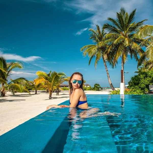 Porträt Einer Frau Strandpool Auf Den Malediven — Stockfoto