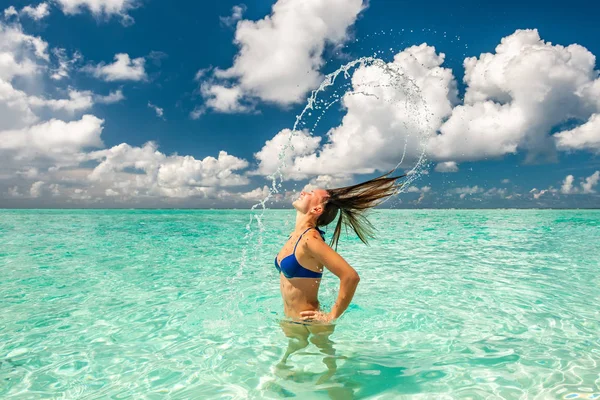 Mujer Salpicando Agua Con Pelo Océano — Foto de Stock