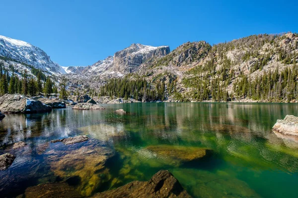 Lake Haiyaha Sziklák Hegyek Hóban Körül Ősszel Rocky Mountain Nemzeti — Stock Fotó