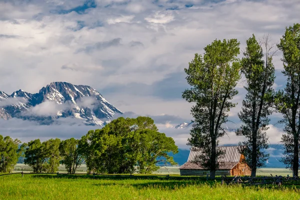 Grand Teton Hegyekben Régi Mormon Pajta Alacsony Felhők Grand Teton — Stock Fotó