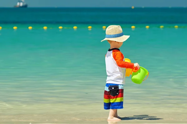 Due Anni Bambino Ragazzo Che Gioca Con Giocattoli Della Spiaggia — Foto Stock