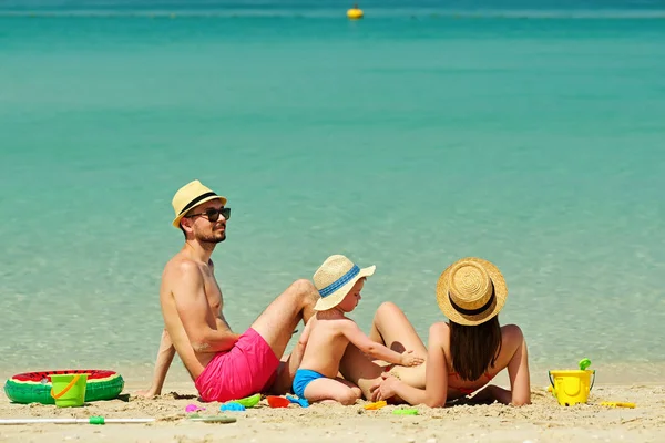 Familjen Stranden Två Årig Småbarn Pojke Leker Med Beach Leksaker — Stockfoto