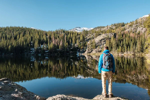 Turista Cerca Bear Lake Otoño Rocky Mountain National Park Colorado — Foto de Stock