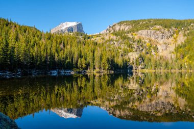 Bear Lake ve yansıması ile dağlarda kar sonbahar. Rocky Dağı Milli Parkı, Colorado, ABD. 