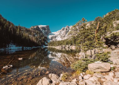 Göl ve kar dağlarda ile yansıma sonbahar hayal ediyorum. Rocky Dağı Milli Parkı, Colorado, ABD. 