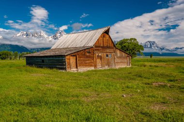 Alçak bulutlar ile eski mormon ahır Grand Teton Dağları'nda. Grand Teton Milli Parkı, Wyoming, ABD.