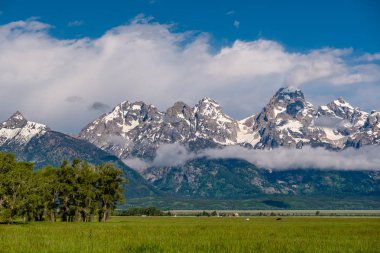 Alçak bulutlar ile Grand Teton Dağları. Grand Teton Milli Parkı, Wyoming, ABD.