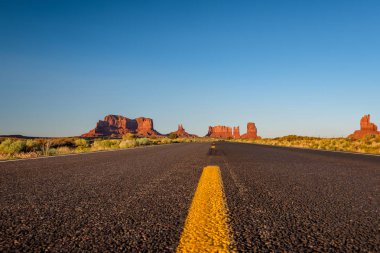 Arizona, ABD 'deki Monument Valley' deki boş manzaralı otoyol.