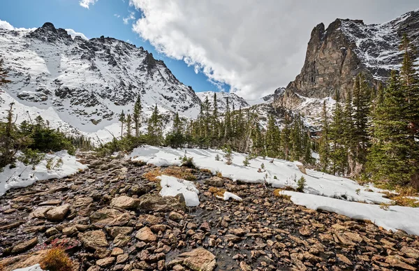 Havas Táj Sziklák Hegyek Körül Ősszel Felhős Rocky Mountain Nemzeti — Stock Fotó