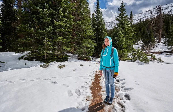 Turista Con Mochila Senderismo Sendero Nevado Rocky Mountain National Park —  Fotos de Stock
